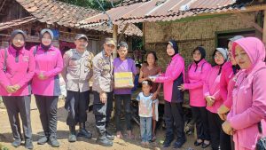 Jumat Berkah, Kapolsek dan Ketua Bhayangkari Ranting Jampangkulon Salurkan Bansos Pada Warga Setempat