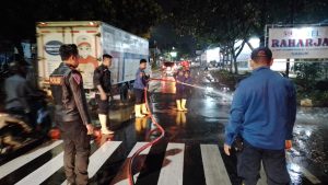 Pasca Diguyur Hujan Lebat, Anggota Sat Lantas Polres Sukabumi Kota Bersihkan Tumpukan Lumpur yang Mengancam Keselamatan Pengguna Jalan