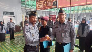 Usai Apel Pagi, Kalapas Sukabumi Bagikan Vitamin kepada Petugas Lapas Guna Jaga Kebugaran