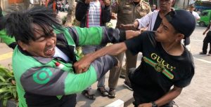 Mencekam! Ratusan Driver Ojol dan Pengemudi Angkot Terlibat Adu Jotos di Balai Kota Sukabumi