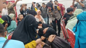 Belasan Orang Diduga Berandalan Motor Mewek Saat Dipertemukan dengan Orang Tuanya di Kantor Polisi