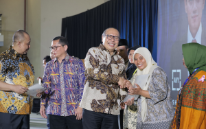 Sekjen Kementerian ATR/BPN Serahkan 3.256 Sertipikat Tanah bagi Masyarakat Jawa Barat: Minimalisir Sengketa dan Persempit Ruang Gerak Mafia Tanah