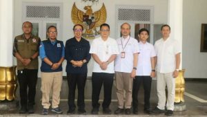 Sekda Ade Dampingi Deputi OJK Jabar Salurkan Bantuan untuk Korban Bencana