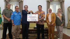 Sekda Ade Terima Bansos untuk Korban Bencana Alam dari Perbaminda BPR Jabar-Banten