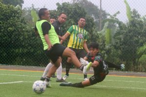 Jurnalis dan Polisi di Sukabumi Berebut Bola di Lapangan Hijau