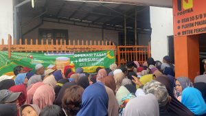 Warga Kota Sukabumi Berburu Paket Sembako Murah Rela Berdesakan Antri Sejak Shubuh