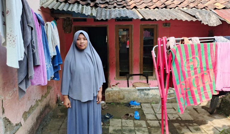 Diterjang Cuaca Ekstrem, Sebuah Rumah di Kelurahan Sukakarya Ambruk