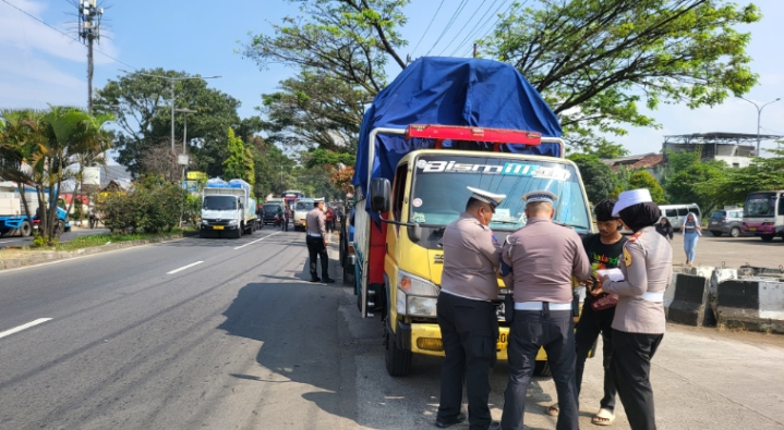 Satlantas Polres Sukabumi Kota dan Dishub Tertibkan Truk ODOL di Jalur Lingkar Selatan Sukabumi