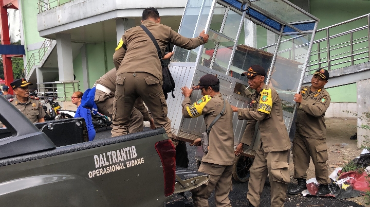 Satpol PP Tertibkan Gerobak PKL di Area GOR Merdeka Buntut Laporan Ketua KNPI