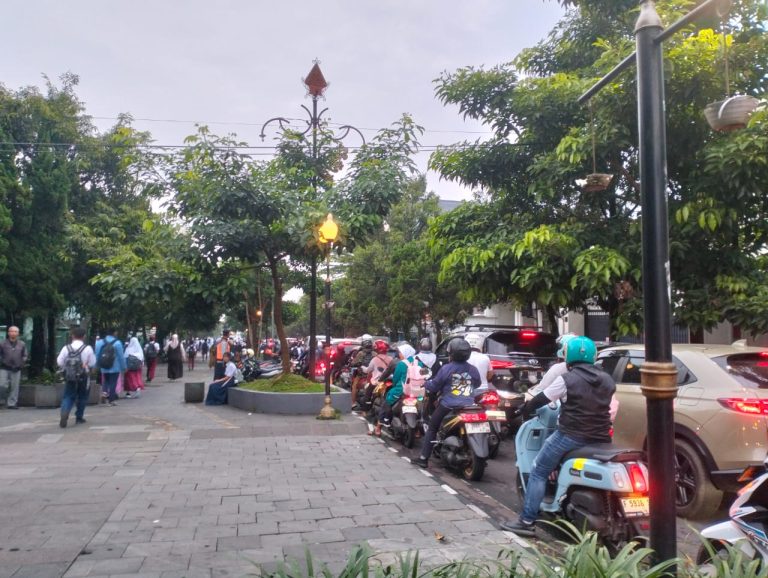Arus Lalu Lintas di Jalan Ir. H. Juanda Dago Padat Merayap di Hari Pertama MPLS