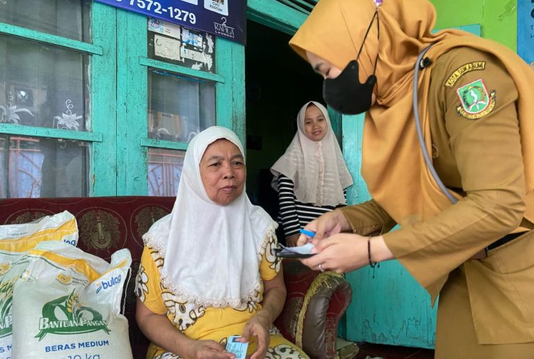 Kelurahan Tipar Antar Langsung Bantuan Pangan ke Rumah-rumah Lansia, Disabilitas, dan Warga Sakit