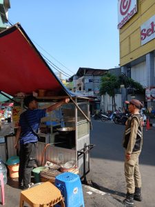 Sulitnya Tegakkan Perda, Petugas Masih Kucing-kucingan dengan PKL di Jalan Ahmad Yani‎
