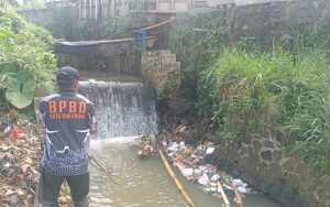 BPBD Kota Sukabumi Evakuasi Sampah dan Material Penghambat Laju Aliran Sungai