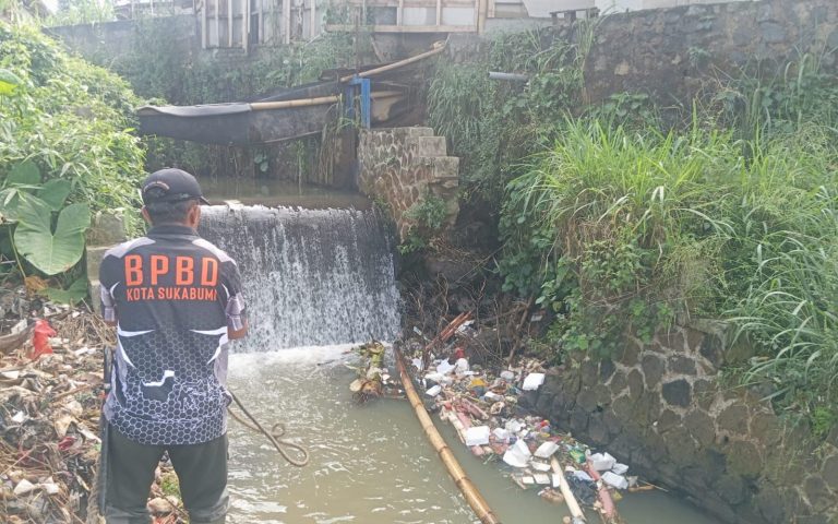 BPBD Kota Sukabumi Evakuasi Sampah dan Material Penghambat Laju Aliran Sungai