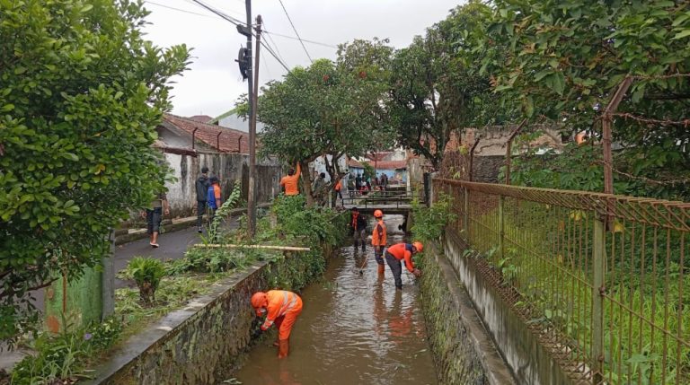 BPBD Sukabumi Gencar Bersihkan Sungai Antisipasi Banjir